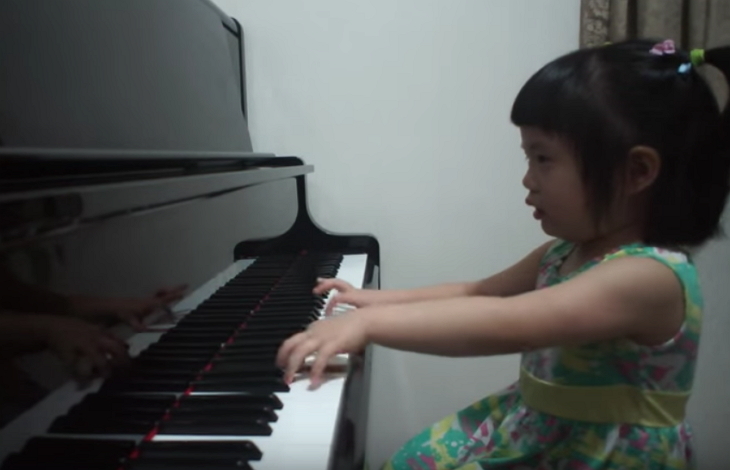 Пою 3 видео. Девочка играет на пианино три годика. Шарлотт на фортепиано. Поет девочка Курлака Курлаку на фортепьяно. Play the Piano 5 years old.