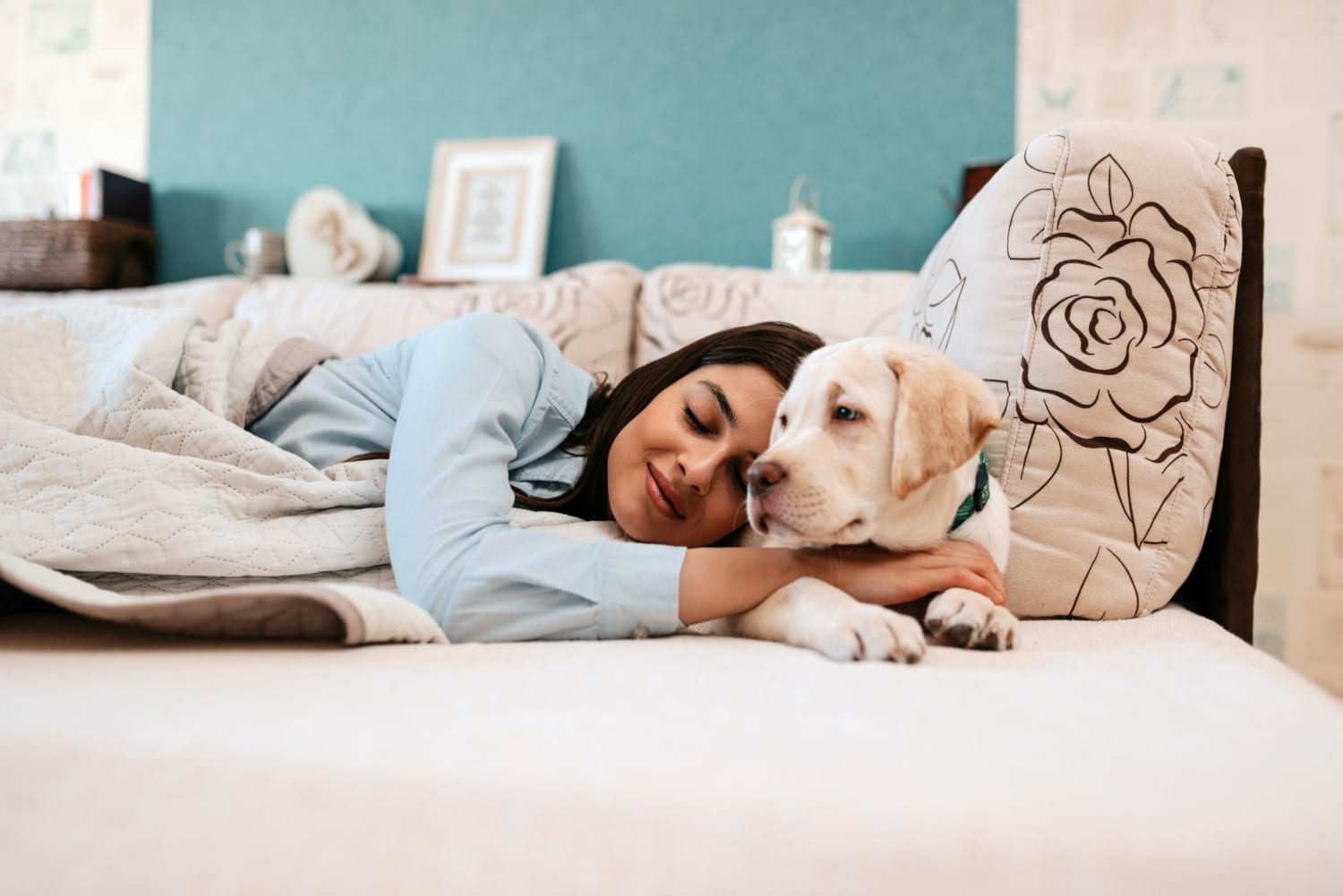 research-shows-women-sleep-better-next-to-a-dog-than-they-do-with-a