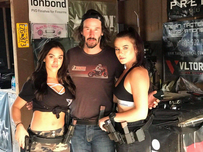 Keanu Reeves Has His Pictures Taken With Female Fans Respectfully 3863