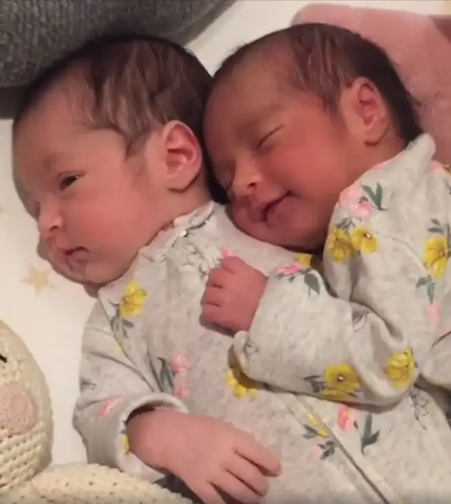 newborn-baby-twins-caught-on-camera-cuddling-together-inner-strength-zone