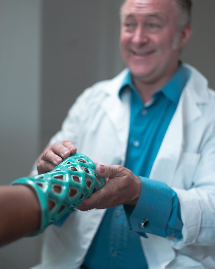 Engineers Create A Breathable And Waterproof Cast To Replace Plaster Ones  And Stop The Itching Forever