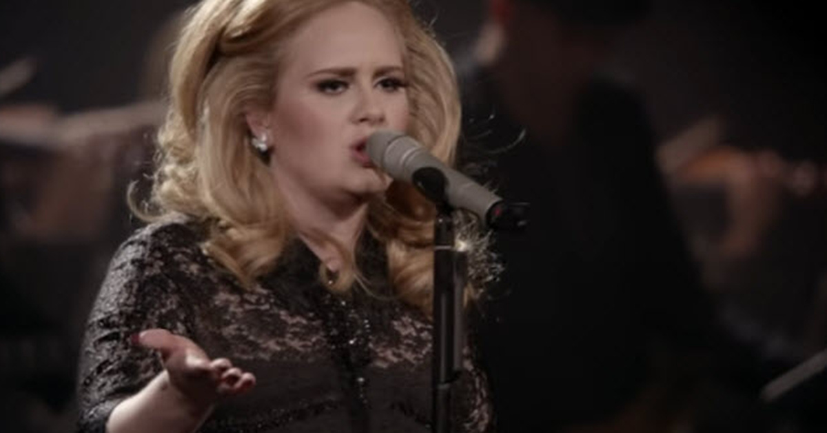 Adele Sings ‘Set Fire To The Rain’ To A Very Happy Group Of Fans Live ...