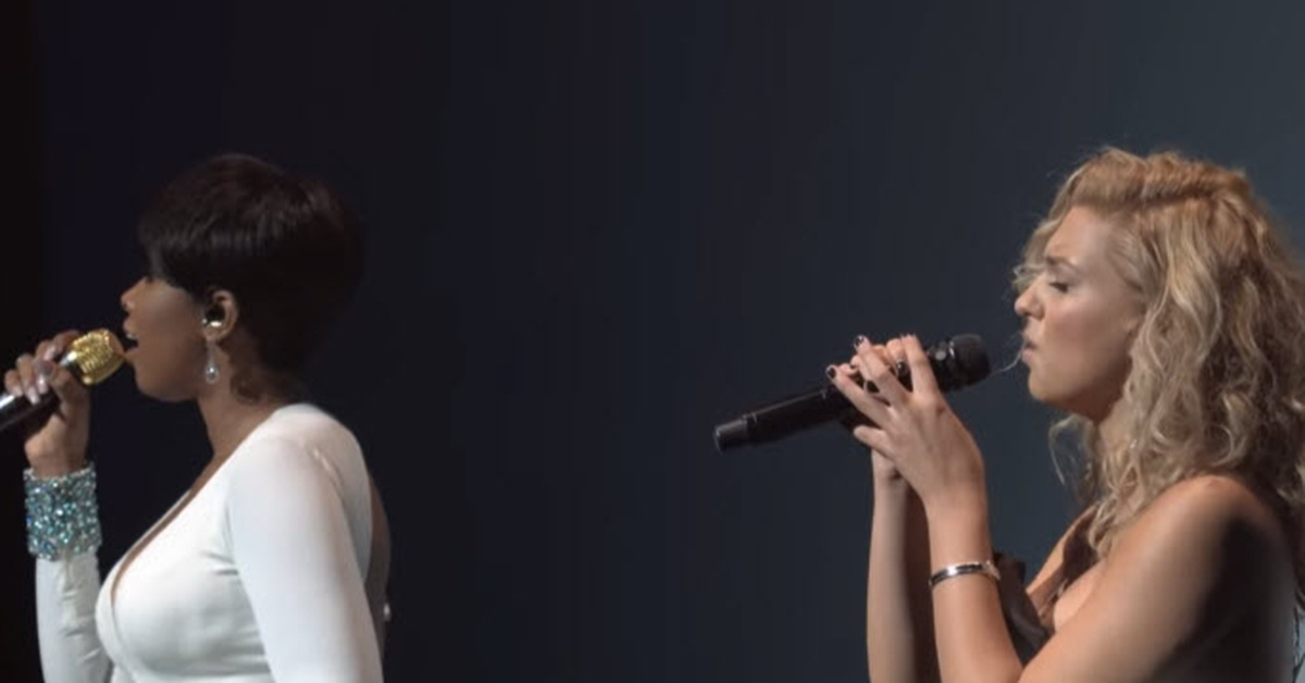 Jennifer Hudson Sings 'Hallelujah' At Sing Premiere At