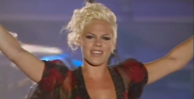 Pink Delivers Rocking Performance Of 4 Non Blondes What S Up Inner