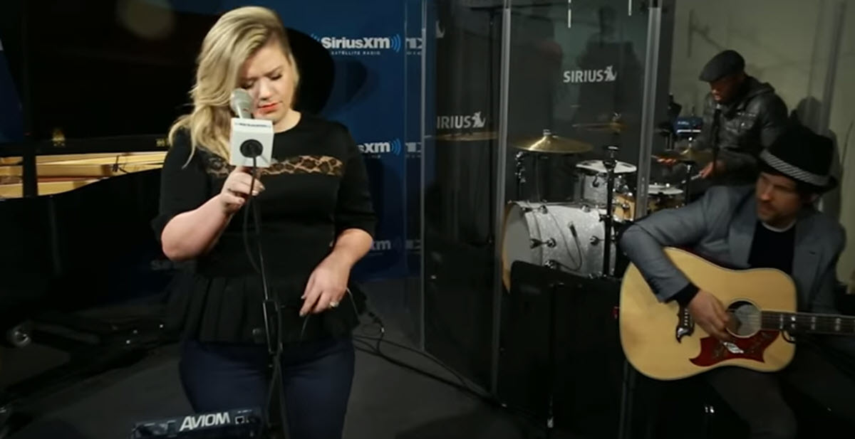 Kelly Clarkson Gives Stunning Performance of Tracy Chapman's 'Give Me One Reason'