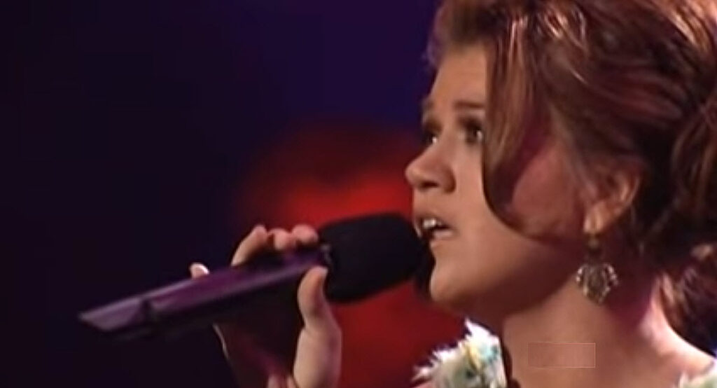 Kelly Clarkson Delivers Breathtaking Performance of