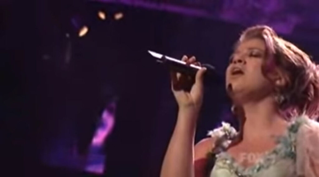 Kelly Clarkson Delivers Breathtaking Performance of