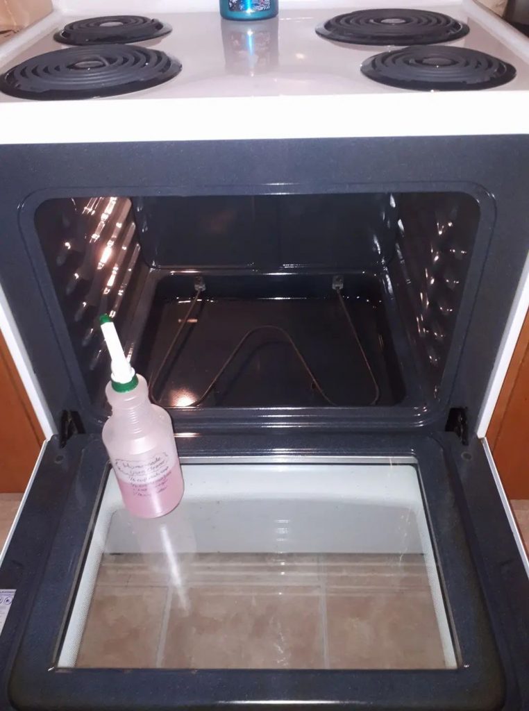 One Brilliant Homemade Hack That Cleans Your Oven Perfectly Without