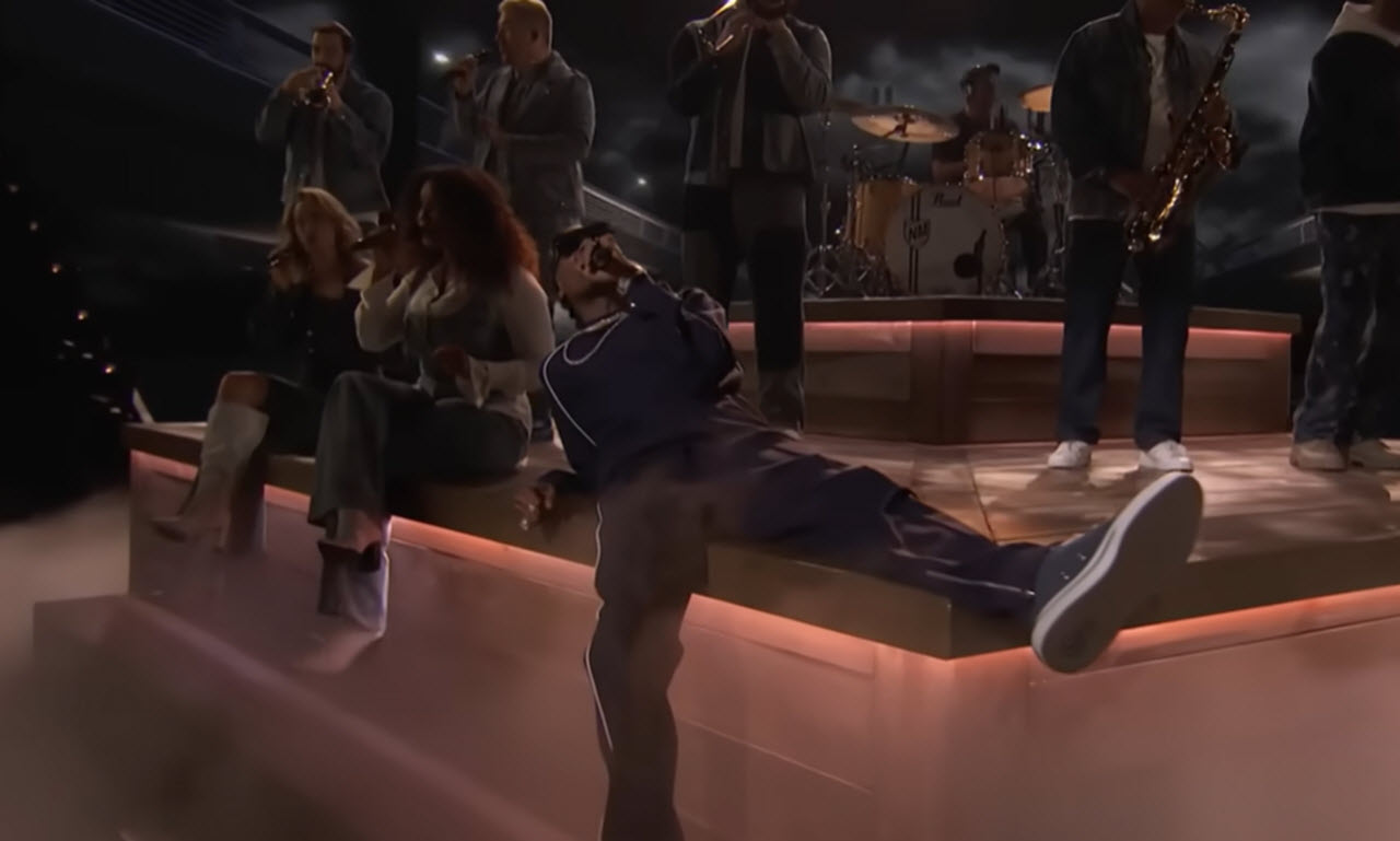 Snoop Dogg Stuns ‘The Voice’ Finale Crowd with Surprise Cover of ‘Sittin’ On The Dock of the Bay’ 1 2a 23