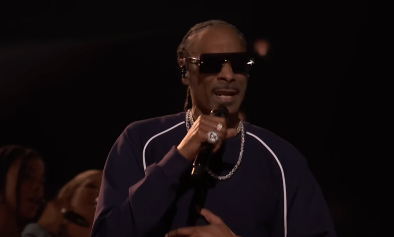 Snoop Dogg Stuns ‘The Voice’ Finale Crowd with Surprise Cover of ‘Sittin’ On The Dock of the Bay’ 2 2b 22